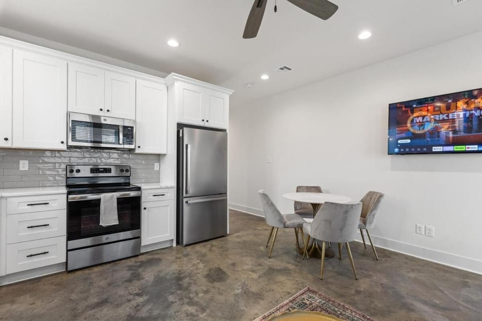 NEW Acadian House KING Bed Cajun Luxury Nespresso Apartment in Broussard