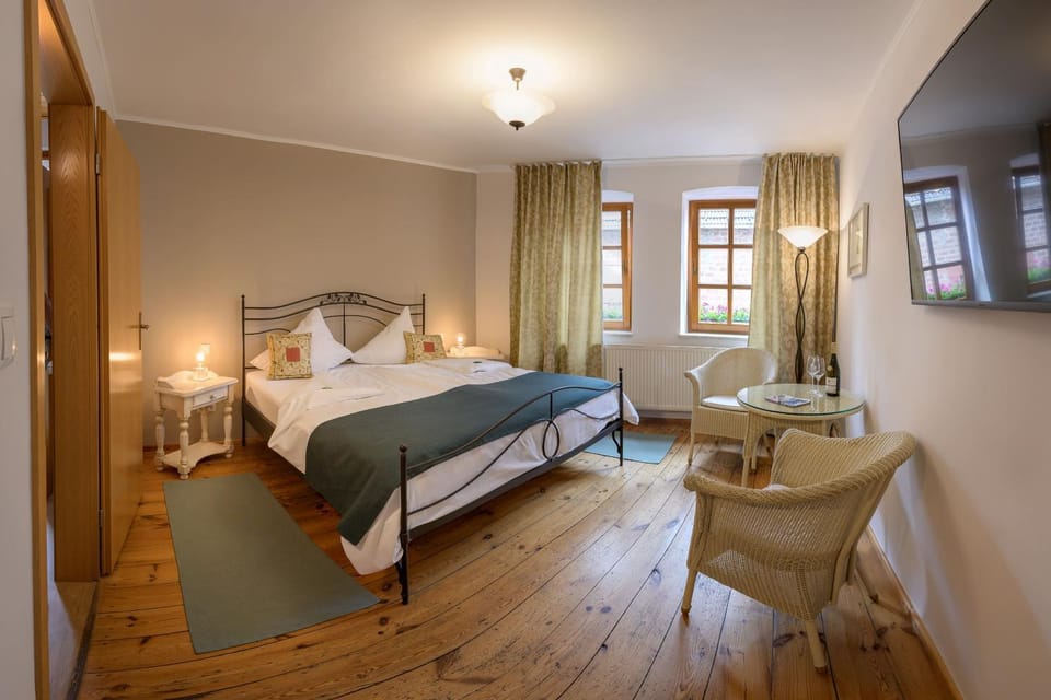 Photo of the whole room, Seating area, Bedroom