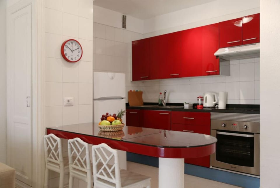 Kitchen or kitchenette, Dining area, oven, stove