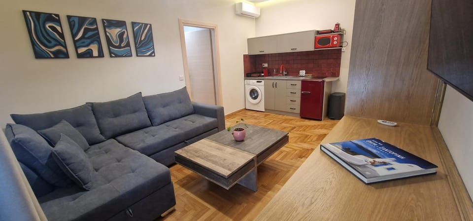Kitchen or kitchenette, Living room, Seating area, Dining area, pet friendly, stove, washing machine