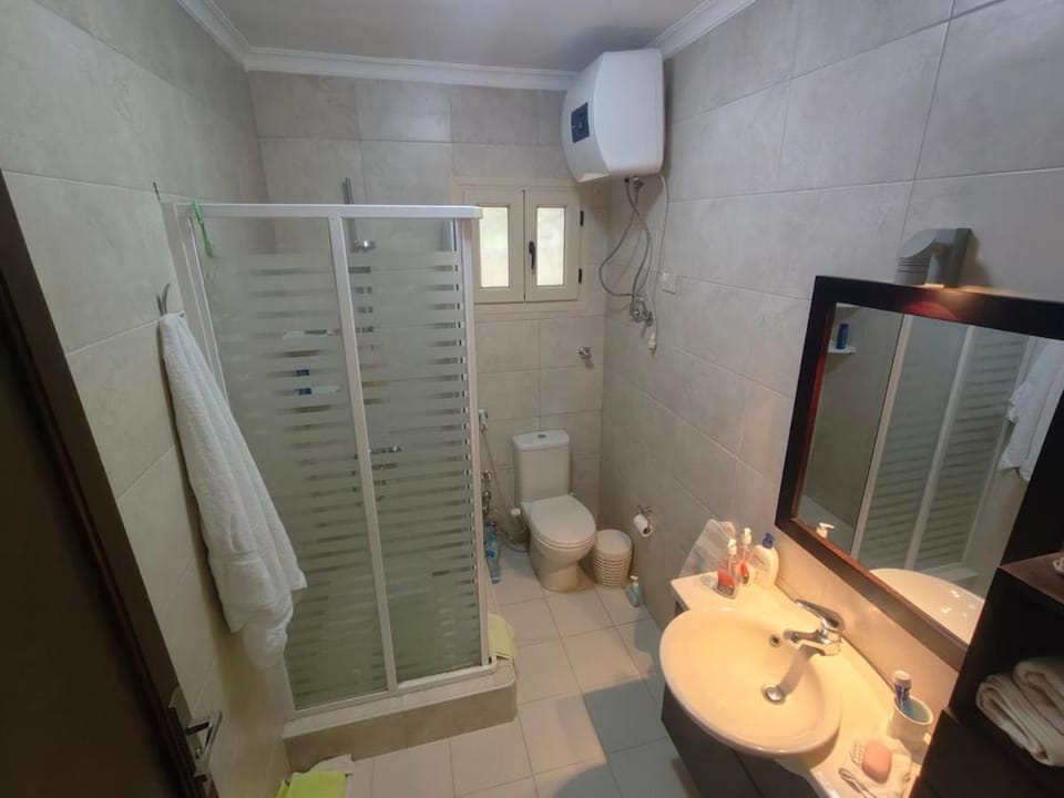 Shower, Toilet, Bathroom, towels