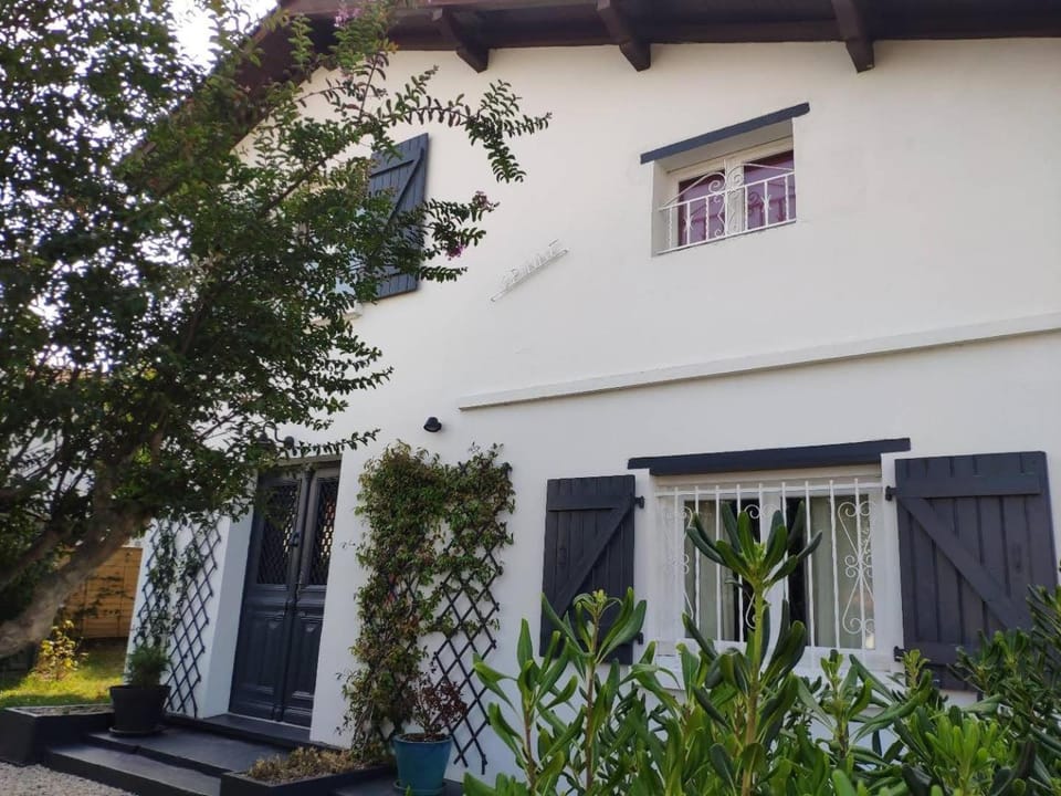Biarritz, maison calme avec piscine Villa in Anglet