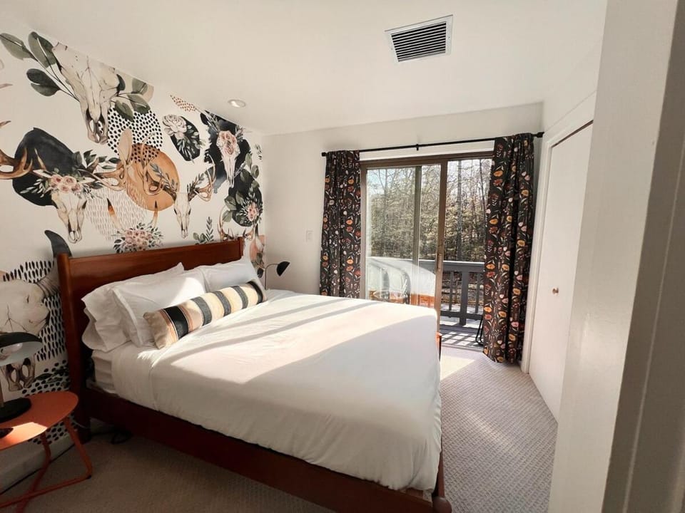 Luxury Woodstock Retreat Hot tub heated pool House in Capital District, NY, USA