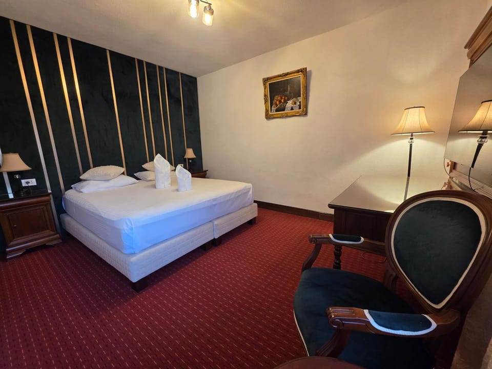 Bed, TV and multimedia, Photo of the whole room, Bedroom