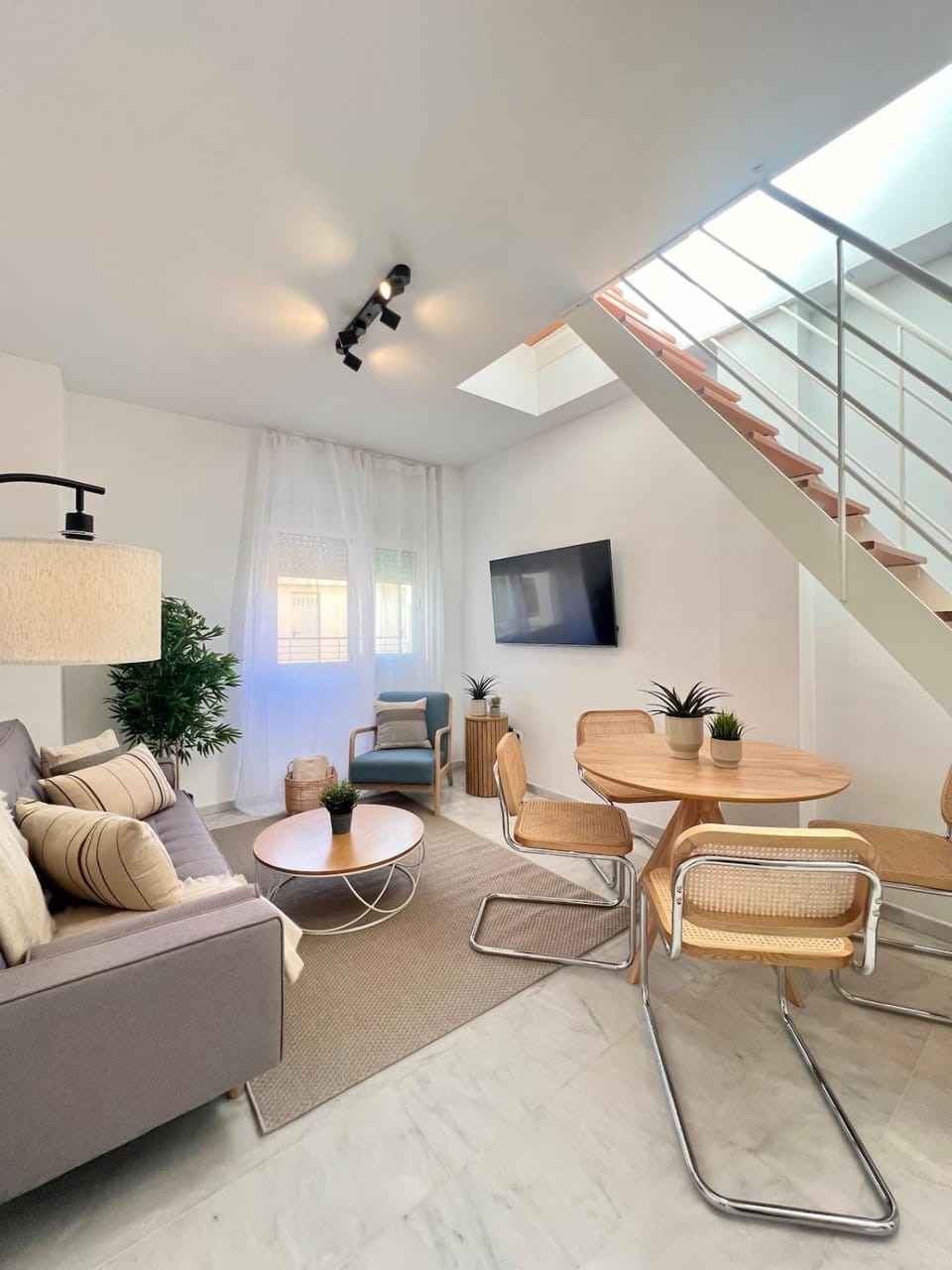 TV and multimedia, Living room, Seating area, Dining area, air conditioner