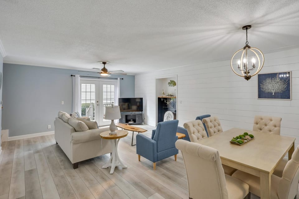 3 Mi to St Simons Beach: Gem w/ Pool Access & Deck House in Saint Simons Island
