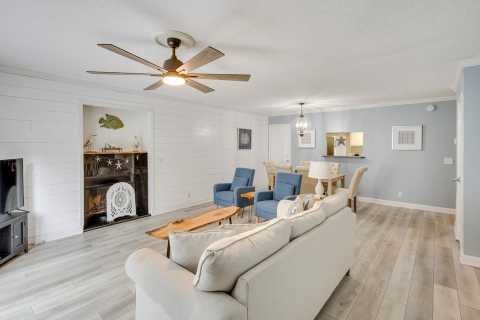 3 Mi to St Simons Beach: Gem w/ Pool Access & Deck House in Saint Simons Island