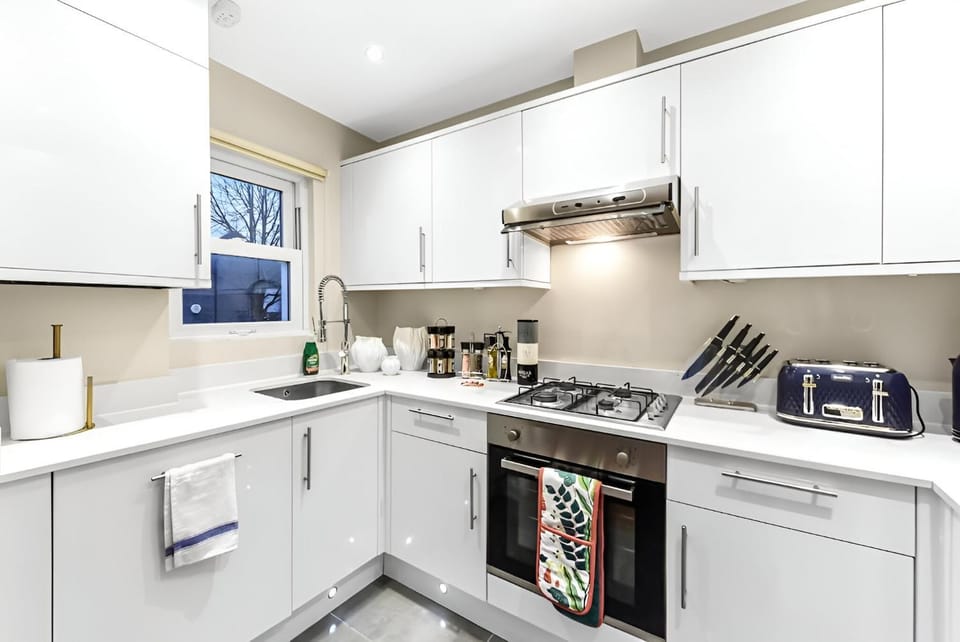 Coffee/tea facilities, Kitchen or kitchenette, oven, stove, toaster