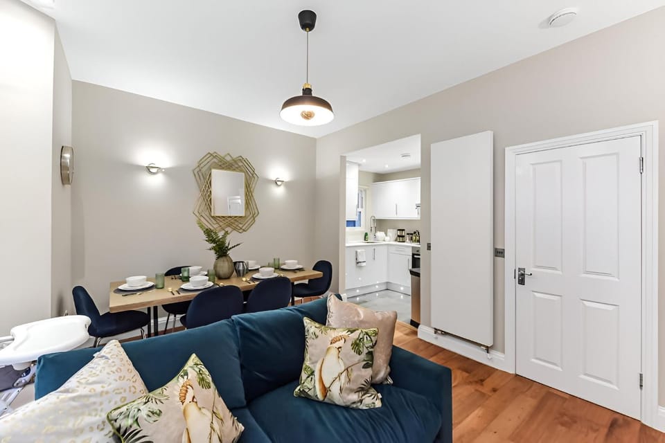 Kitchen or kitchenette, Living room, Seating area, Dining area, oven