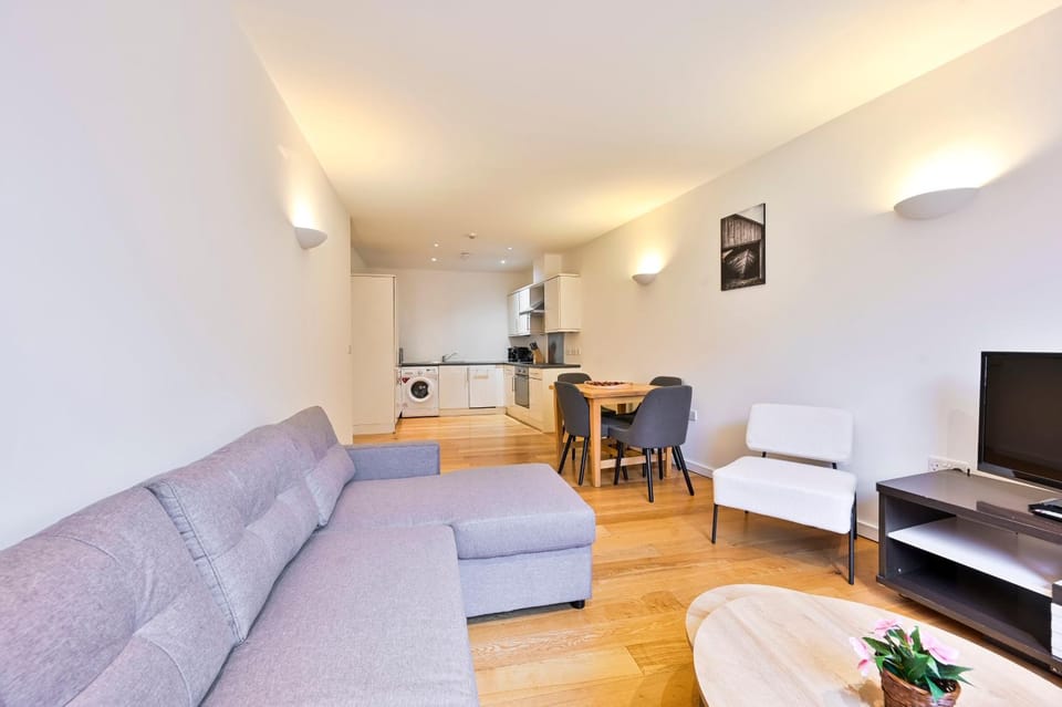 Lovely 2 BED Tower Bridge Apartment Sleeps 6 Apartment in London Borough of Southwark