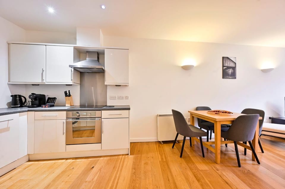 Lovely 2 BED Tower Bridge Apartment Sleeps 6 Apartment in London Borough of Southwark