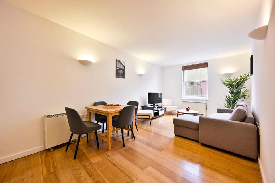 Lovely 2 BED Tower Bridge Apartment Sleeps 6 Apartment in London Borough of Southwark