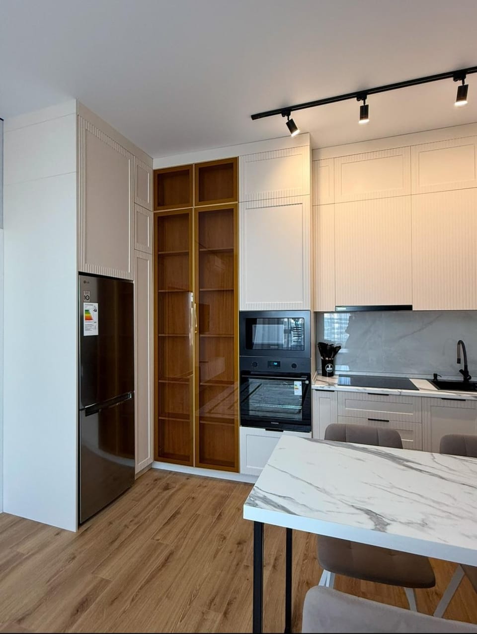 Kitchen or kitchenette, Dining area, oven, stove
