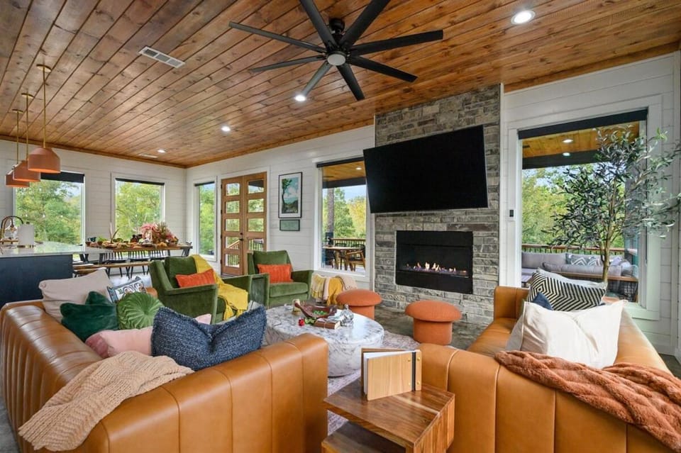 Stayhocha Themed Creekside LUX with Views House in Oklahoma