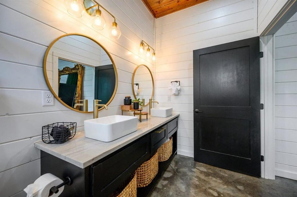Stayhocha Themed Creekside LUX with Views House in Oklahoma