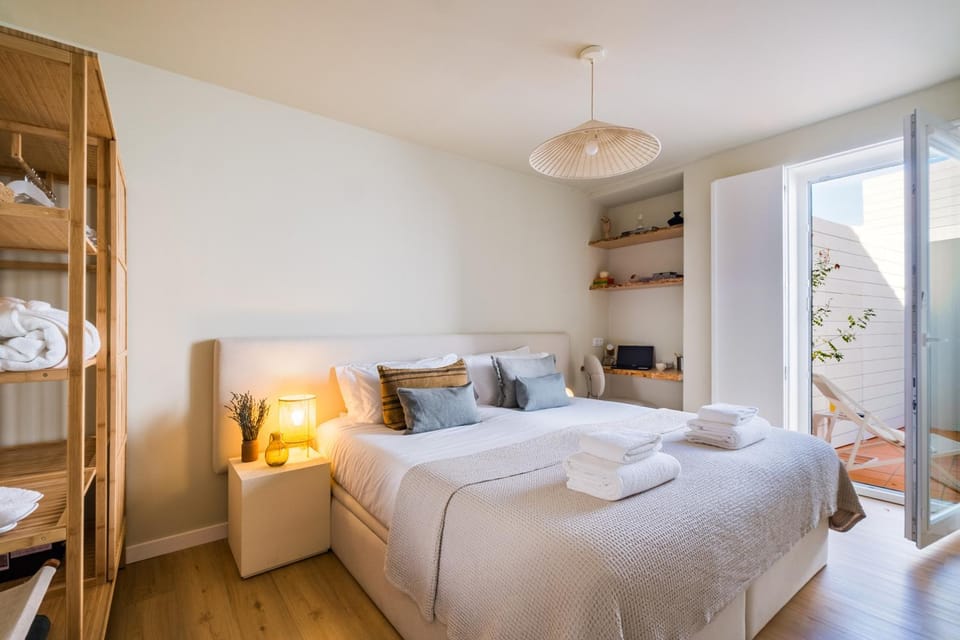 Bed, Bedroom, towels, wardrobe
