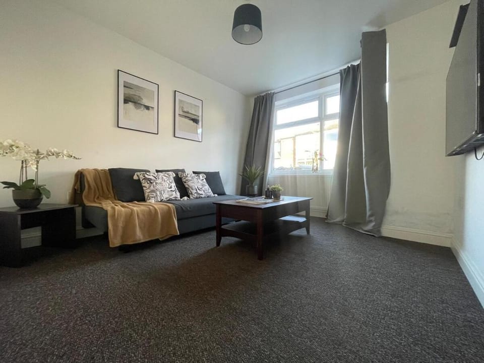 Spacious and Modern Home in Woodhouse - Sleeps 10 House in Leeds