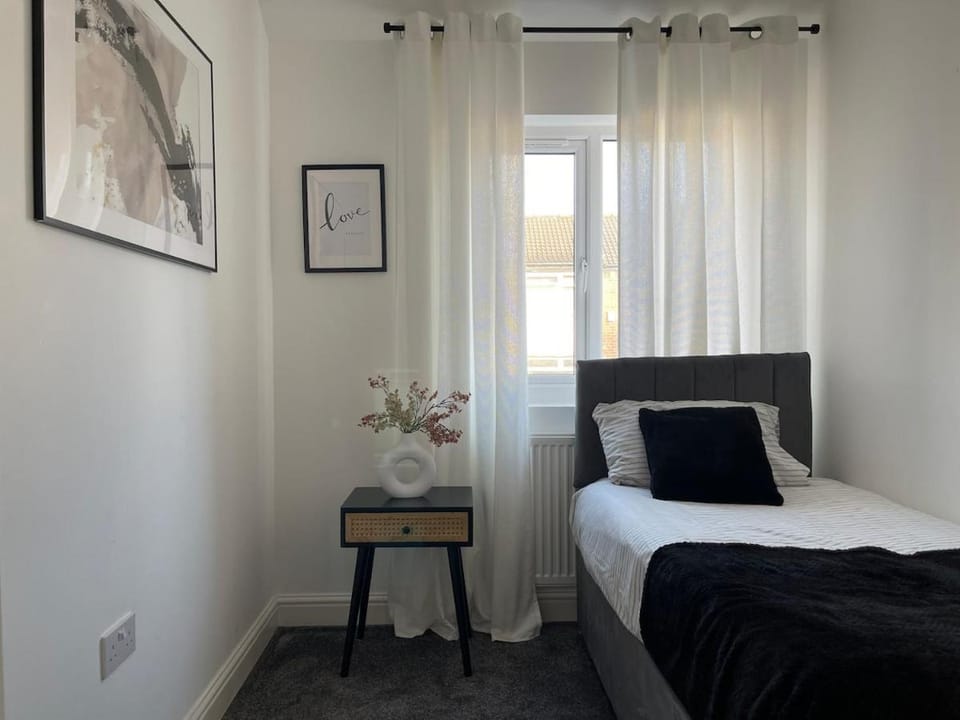 Spacious and Modern Home in Woodhouse - Sleeps 10 House in Leeds