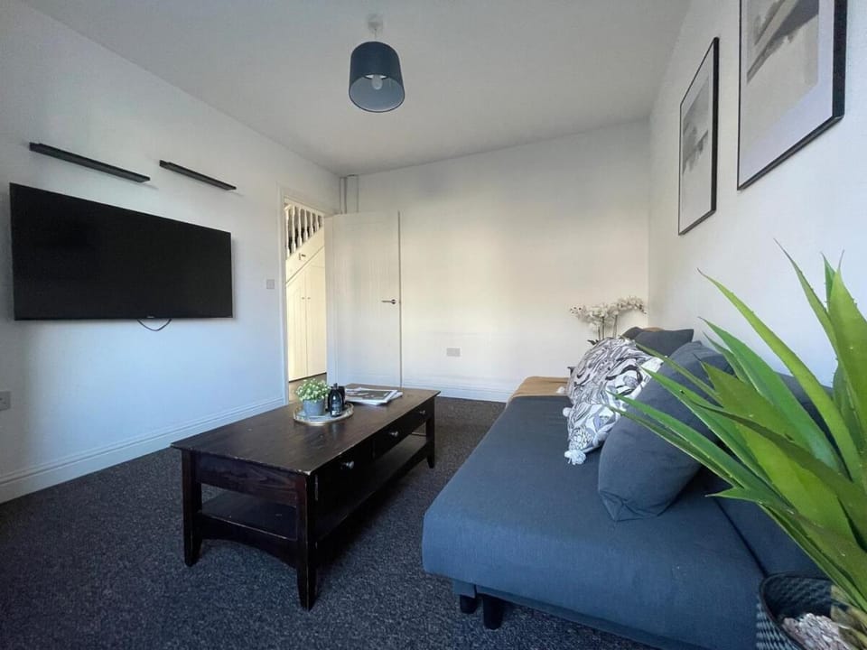 Spacious and Modern Home in Woodhouse - Sleeps 10 House in Leeds