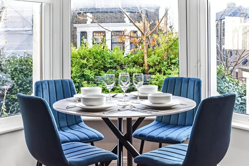 Day, Living room, Seating area, Dining area, Garden view