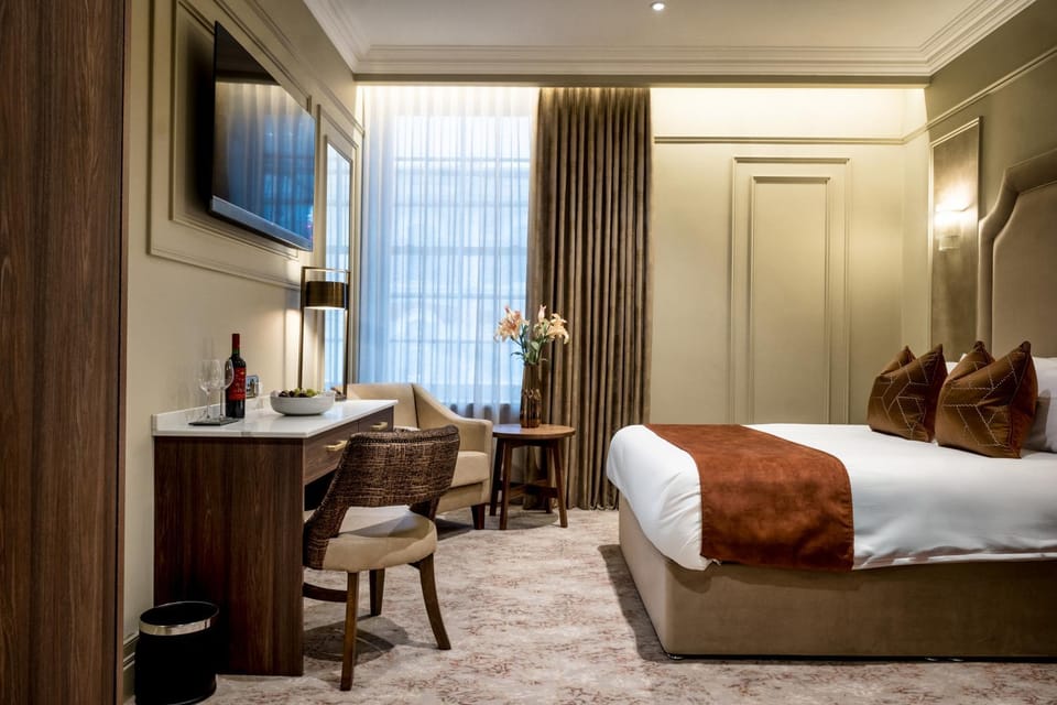 Bed, TV and multimedia, Photo of the whole room, Seating area, Bedroom