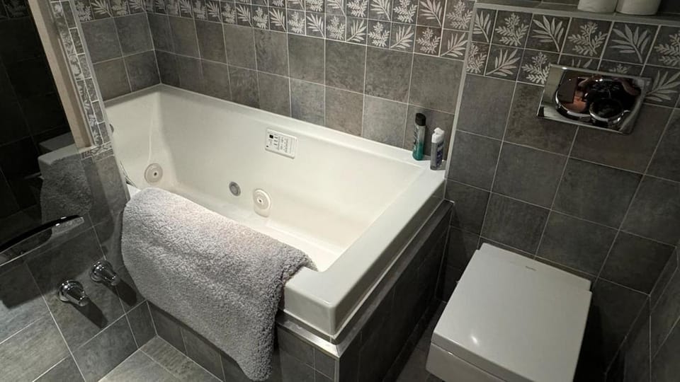 Shower, Hot Tub, Bathroom, Bath