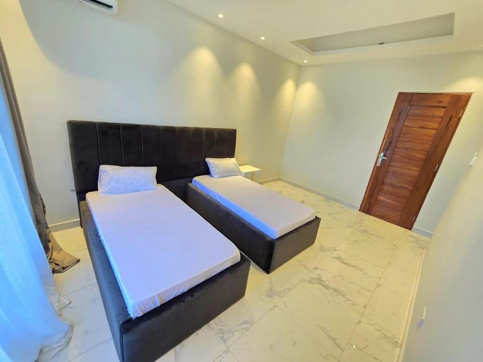 Black Land at Micnic Homes-Spacious,Serene,Family Apartment in City of Dar es Salaam