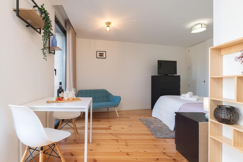 Bed, TV and multimedia, Living room, Dining area, Bedroom