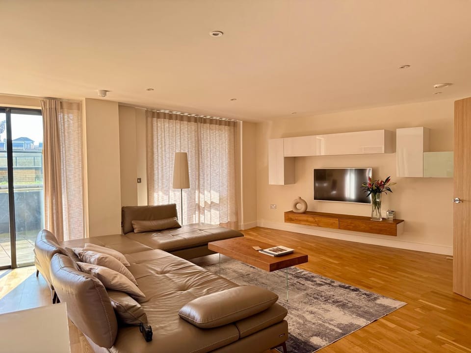 Luxury 3-BR near Tower Bridge Family & Business Ready Apartment in London Borough of Southwark