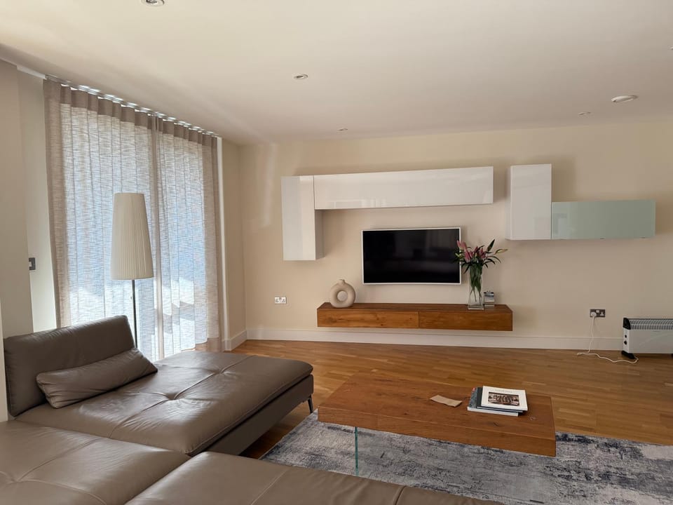 Luxury 3-BR near Tower Bridge Family & Business Ready Apartment in London Borough of Southwark