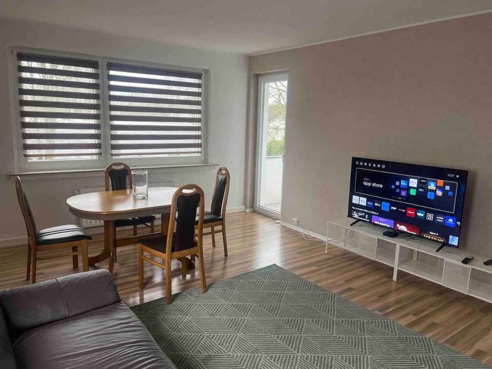 TV and multimedia, Living room, Seating area, Dining area