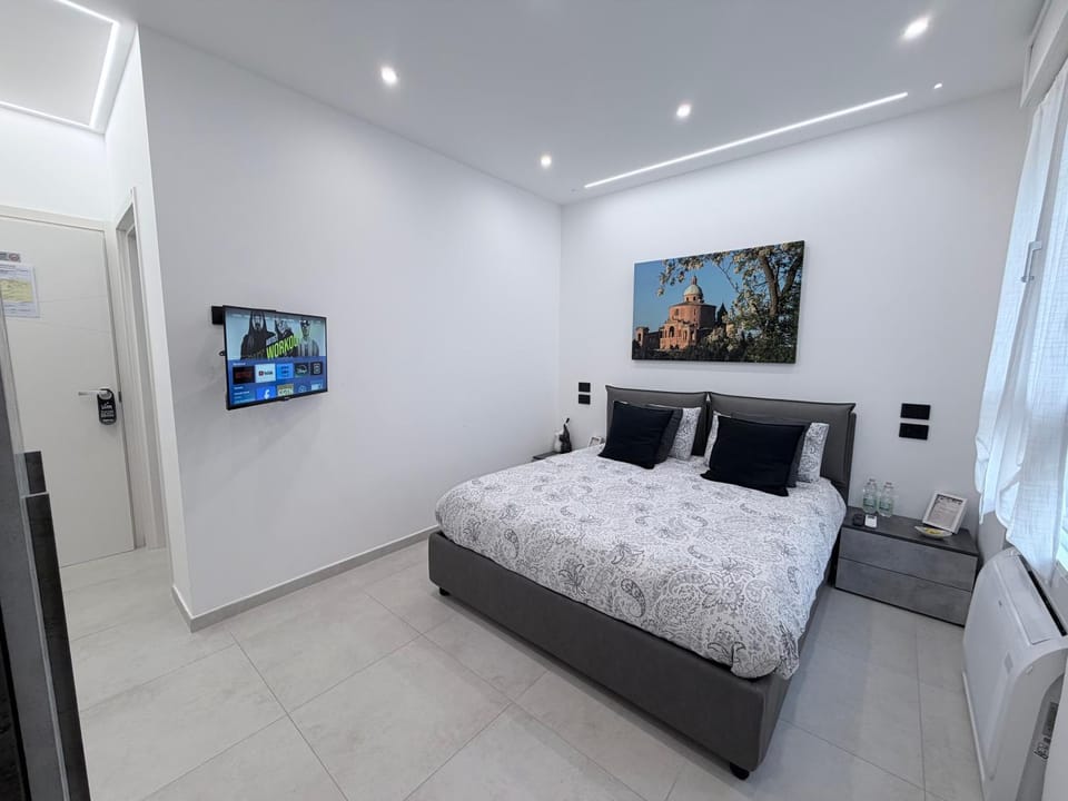 Bed, TV and multimedia, Photo of the whole room, Bedroom