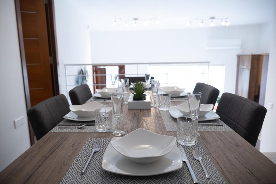 Seating area, Dining area