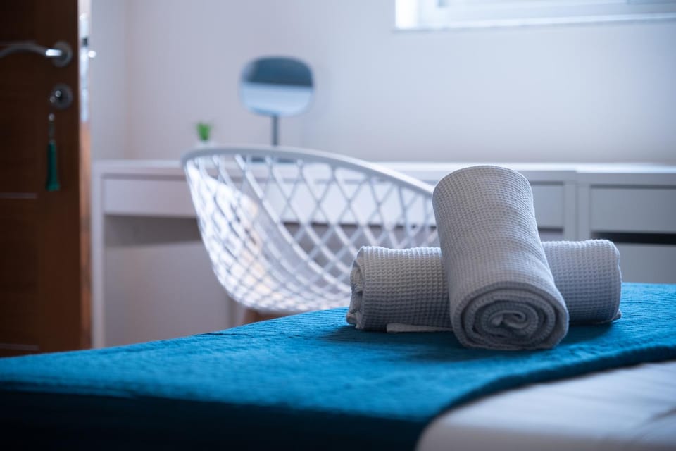 Bed, Bedroom, towels