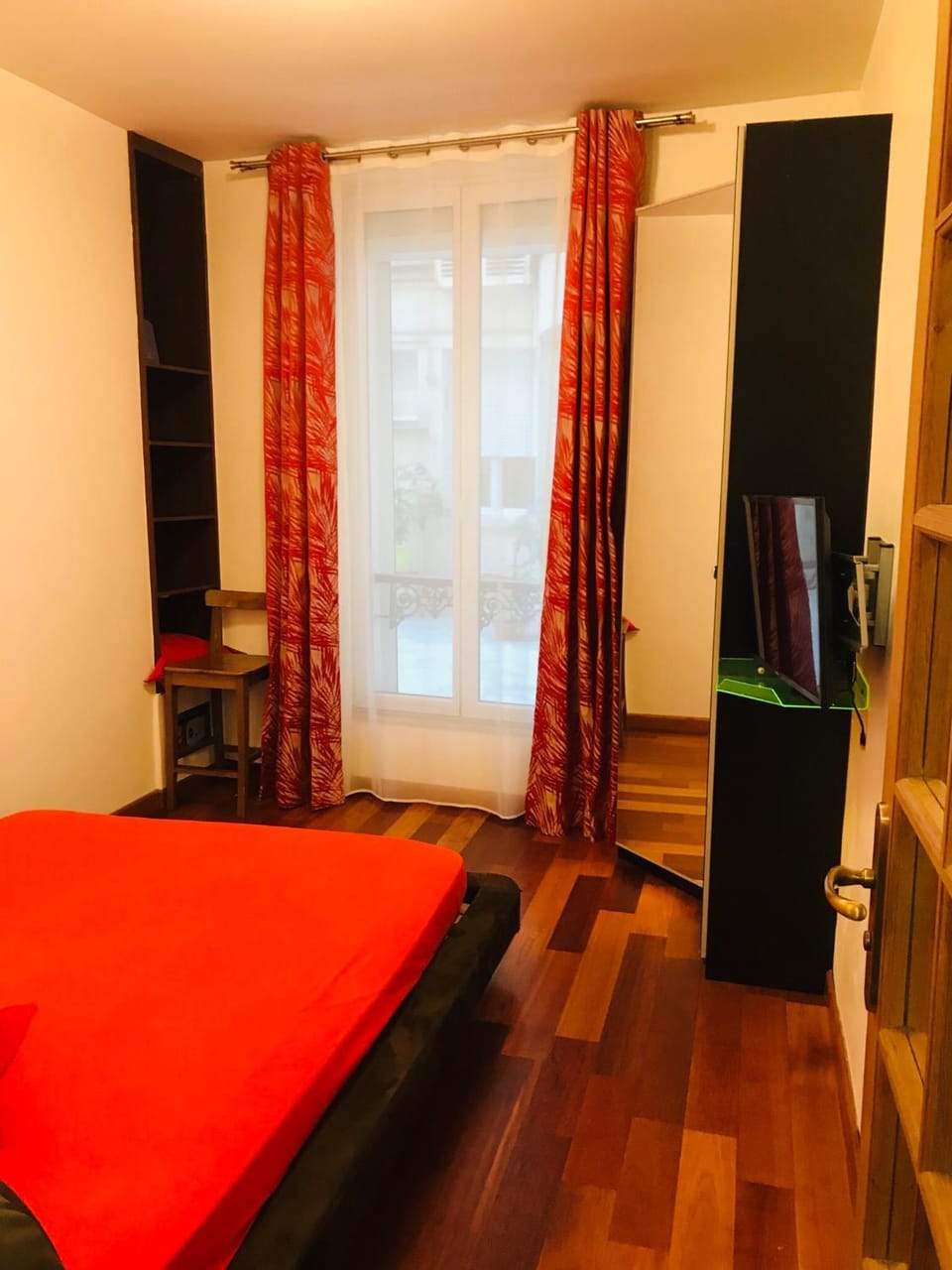 Bed, TV and multimedia, Photo of the whole room, Bedroom