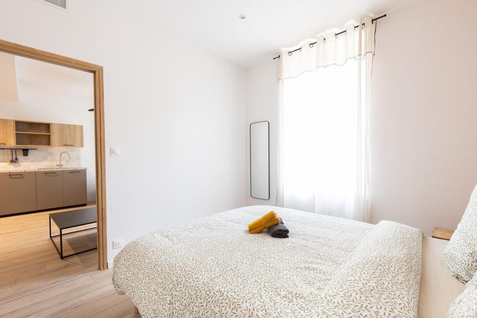 Photo of the whole room, towels