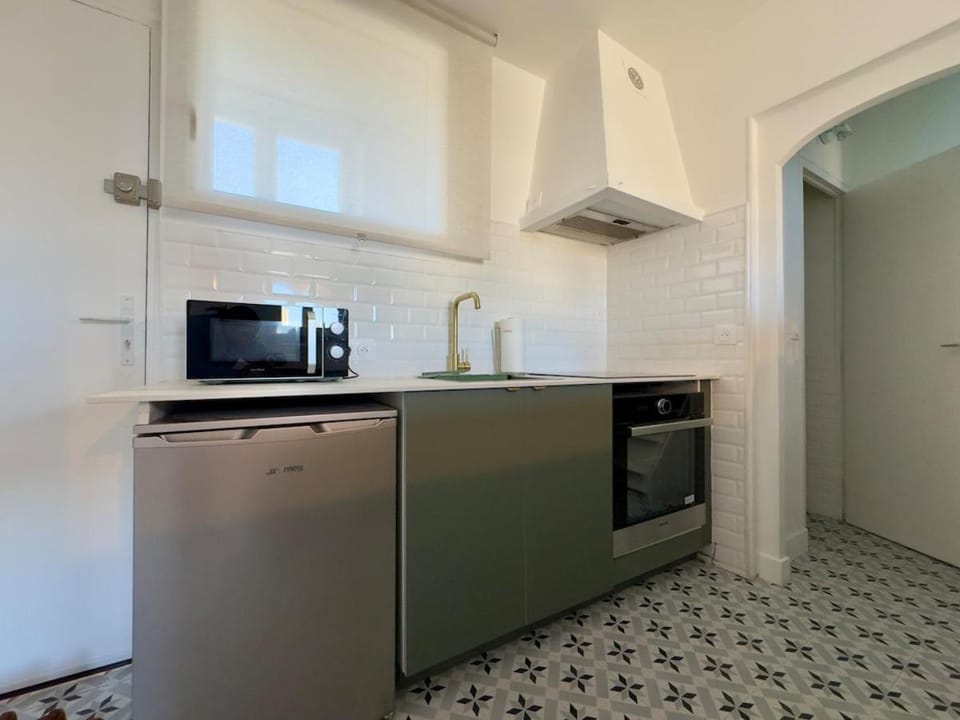Kitchen or kitchenette, oven, stove