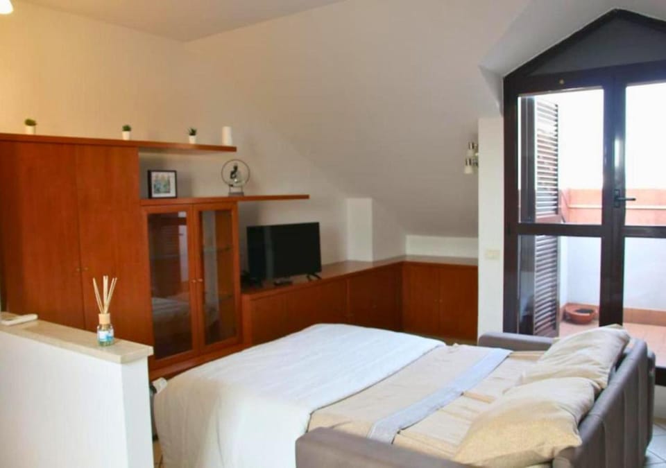 Bed, TV and multimedia, Living room