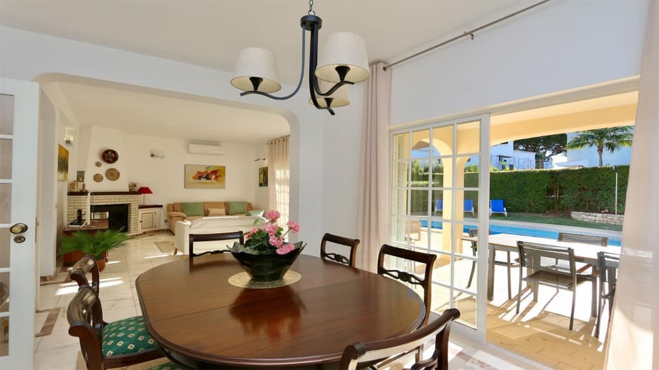 Living room, Dining area, Pool view