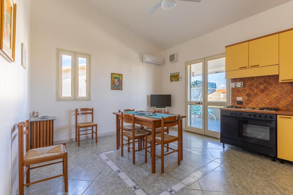 Property building, Kitchen or kitchenette, Living room