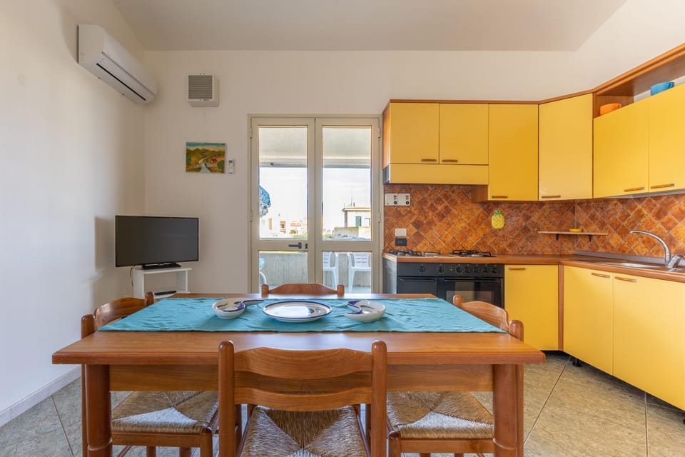 Property building, Kitchen or kitchenette, Living room