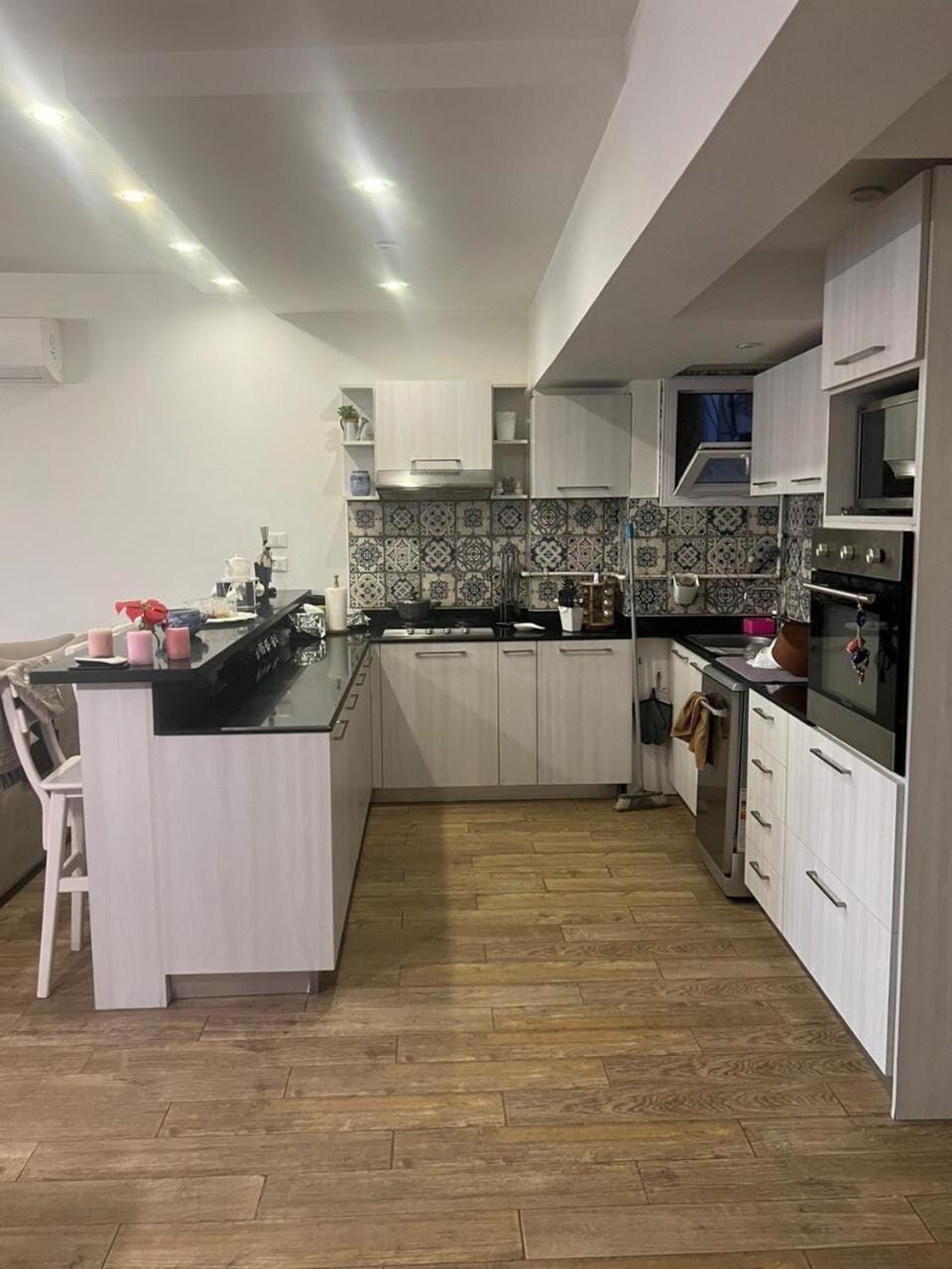 Kitchen or kitchenette, dishwasher, stove