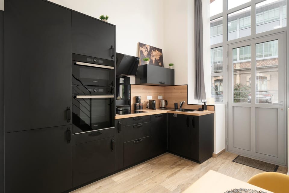 Coffee/tea facilities, Kitchen or kitchenette, dishwasher, oven, stove, toaster