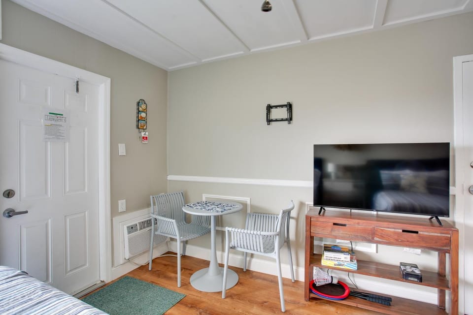 Walk to Shore: Wildwood Crest Studio w/ Pool View! Apartment in Wildwood Crest