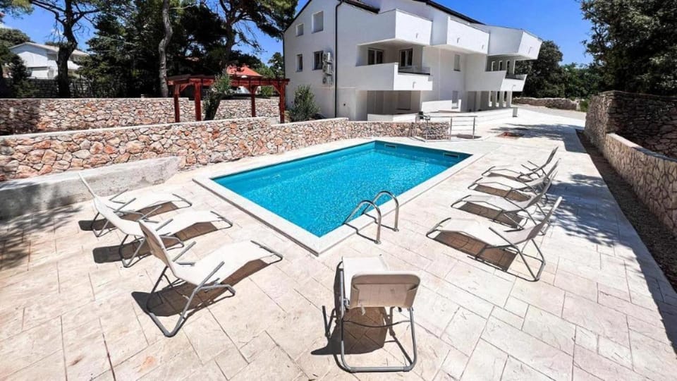 Property building, Day, Pool view, Swimming pool, sunbed