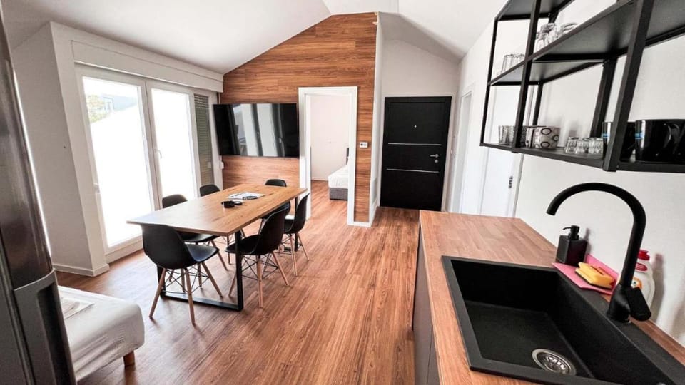 Kitchen or kitchenette, Dining area