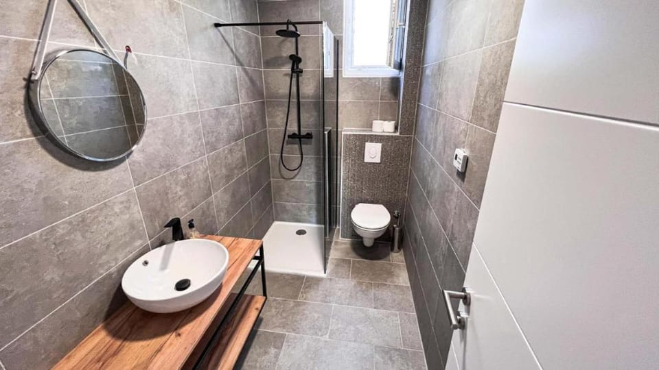 Shower, Toilet, Bathroom, towels