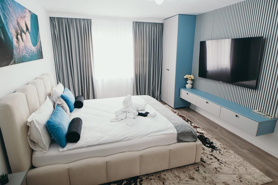 Bed, TV and multimedia, Bedroom