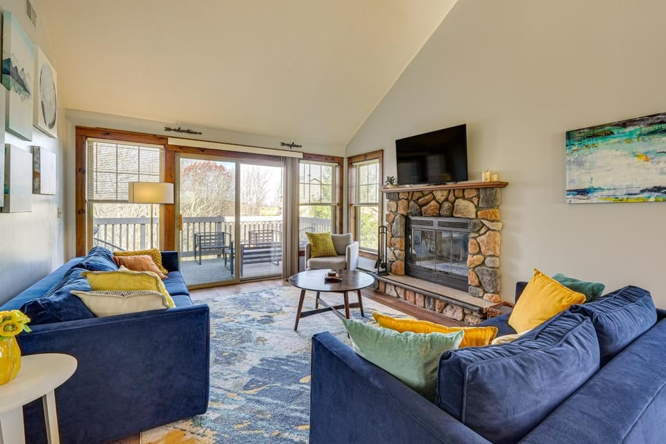 Spacious Modern Home Minutes to Camelback Mountain House in Pocono Mountains