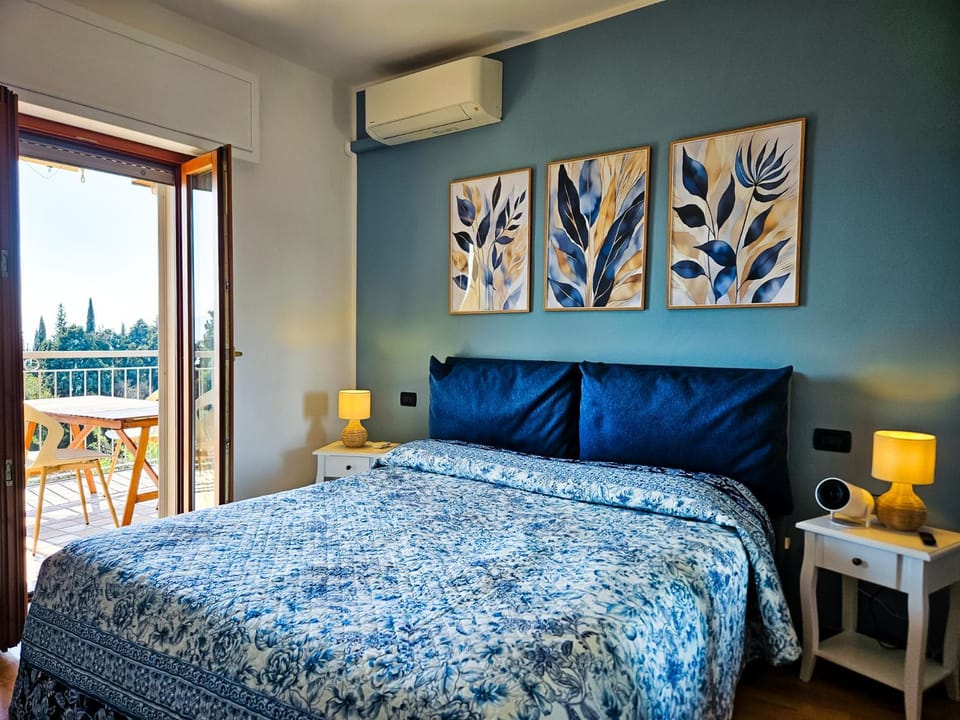Bed, Balcony/Terrace, Photo of the whole room, Bedroom